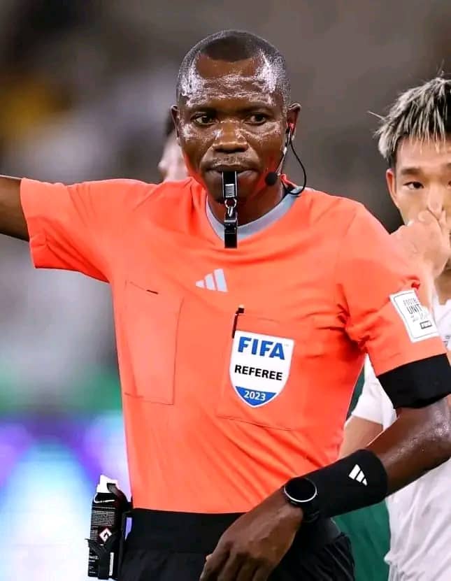 CAN2023: l’arbitre congolais Jean jacques Ndala est le central du match Angola contre le Burkinafason